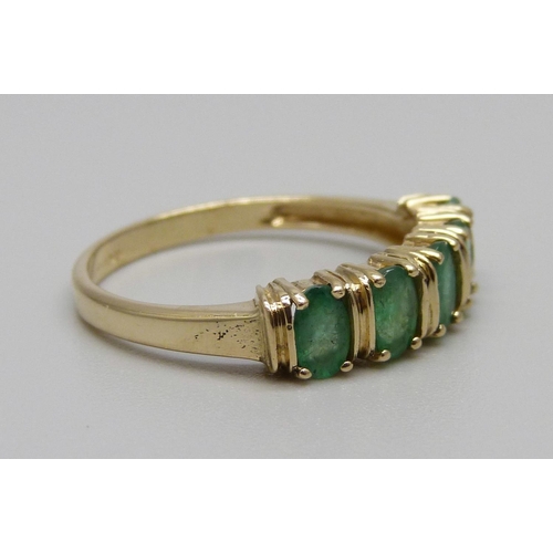 932 - A 14ct gold five stone emerald ring, 2.9g, R