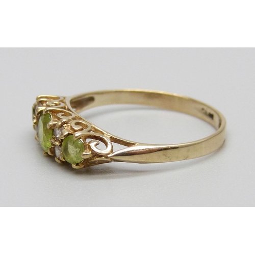 933 - A 9ct gold, peridot and white stone ring, 1.4g, N