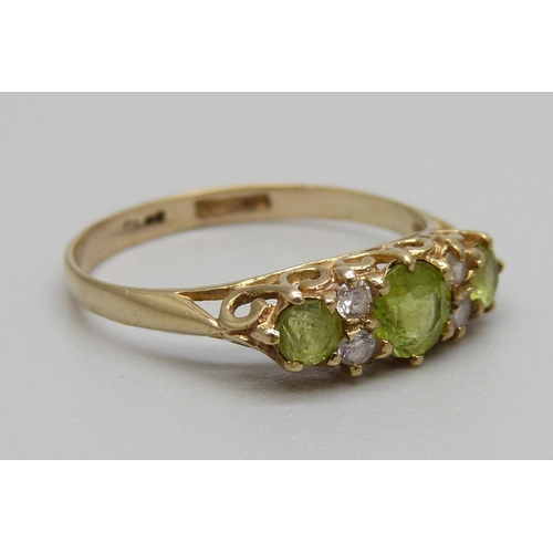 933 - A 9ct gold, peridot and white stone ring, 1.4g, N