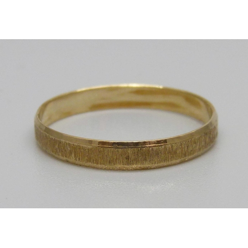 937 - An 18ct gold wedding ring with bark finish, 1.4g, S