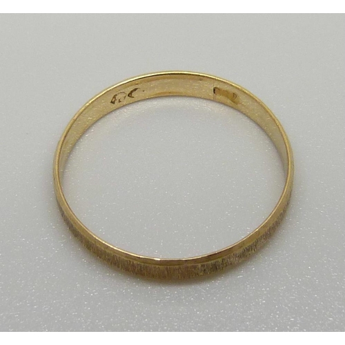 937 - An 18ct gold wedding ring with bark finish, 1.4g, S