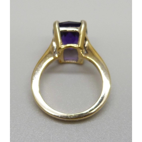 938 - A silver gilt chequer board cut amethyst ring, N