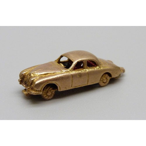 941 - A hallmarked 9ct gold Jaguar car charm, 4.5g