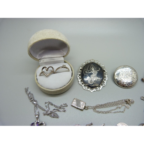 942 - Silver jewellery including a charm bracelet, 83g