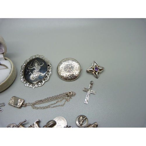 942 - Silver jewellery including a charm bracelet, 83g