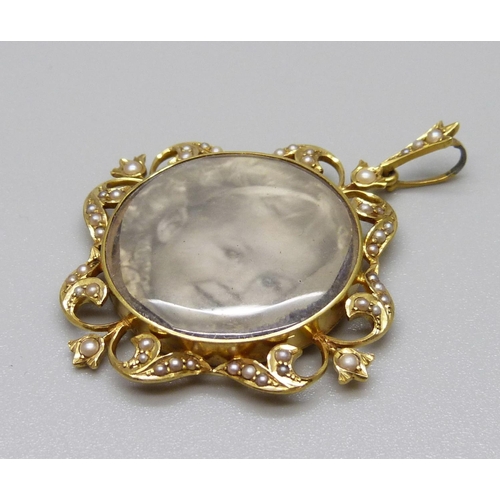 947 - A 15ct gold photograph pendant set with seed pearls, marked 15ct, total weight 7.6g, 36mm