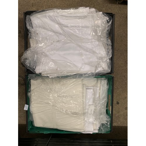 2257 - Two boxes of banqueting cotton table cloths  *This lot is subject to VAT