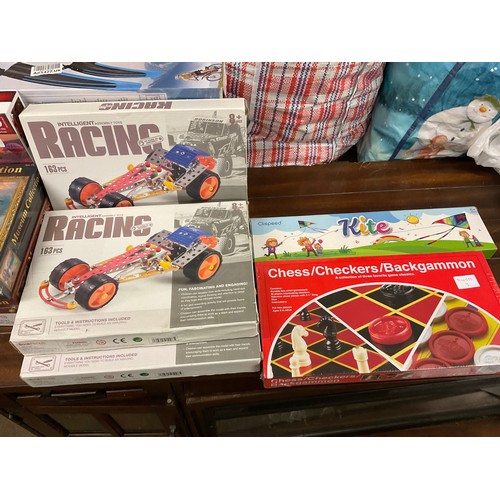 2324 - Three metal racing car kits, two Clispeed kites, one chess/chequer set (unused)