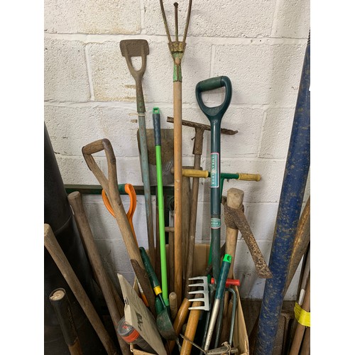 2377 - Bundle of garden tools: hoes, spades, forks, etc.