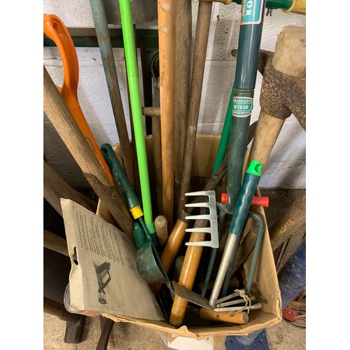 2377 - Bundle of garden tools: hoes, spades, forks, etc.