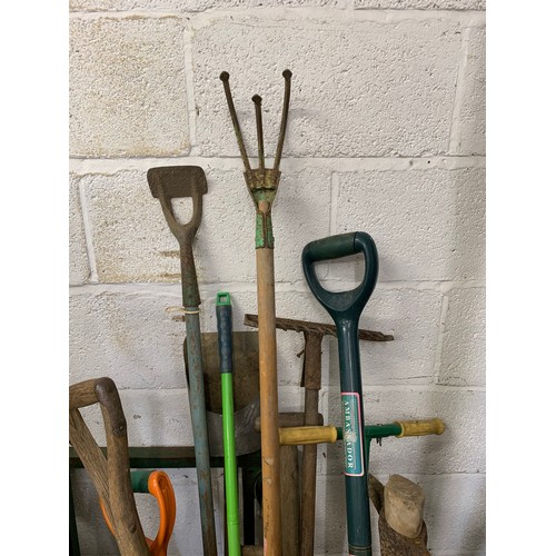 2377 - Bundle of garden tools: hoes, spades, forks, etc.