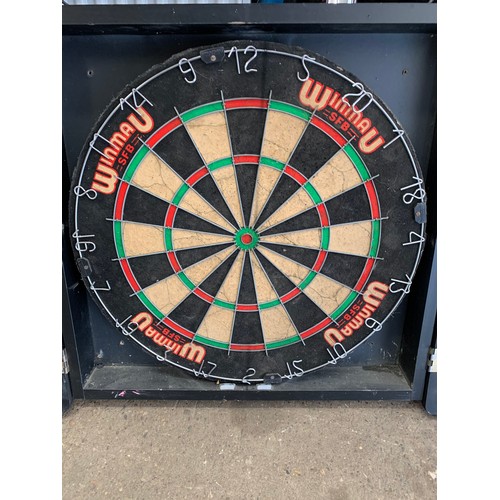 2399 - Winmau dartboard in wall case