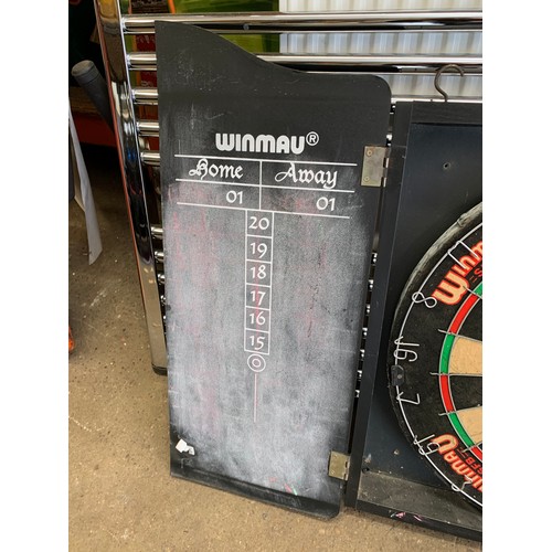 2399 - Winmau dartboard in wall case