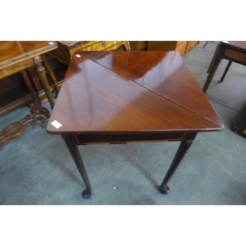 179 - A George III mahogany drop leaf corner table