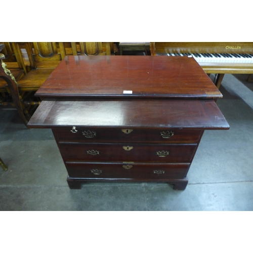 93 - A George III mahogany bachelor's chest of drawers