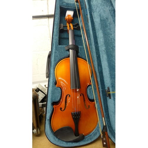 2182 - Violin in case