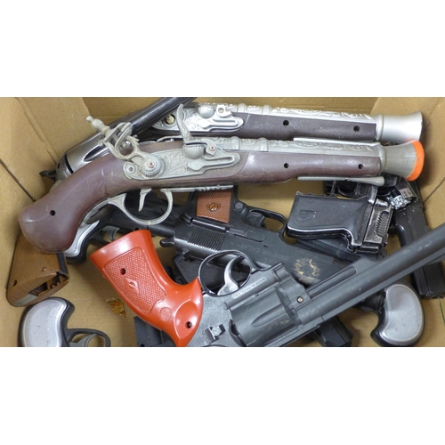 2231 - Approx 12 plastic play guns