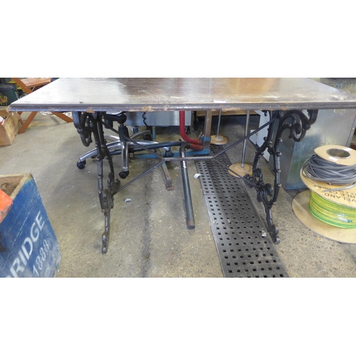 2342 - Cast iron scroll base conservatory/pub table