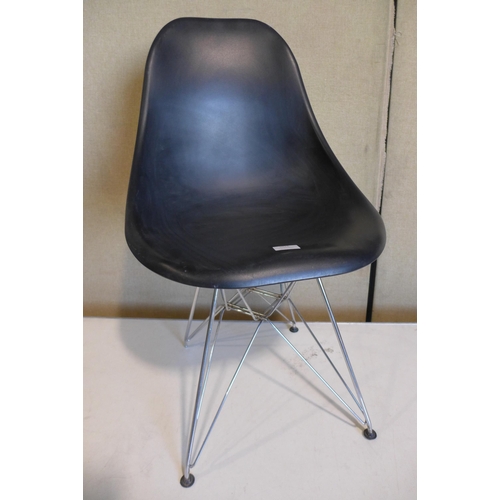 3026 - Black plastic/metal Eames Style chair