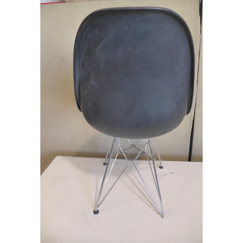 3026 - Black plastic/metal Eames Style chair