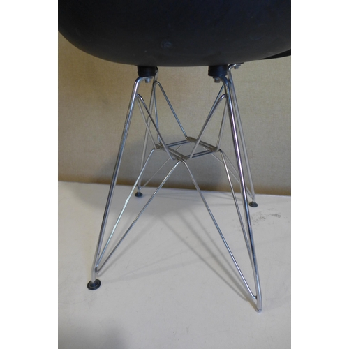 3026 - Black plastic/metal Eames Style chair