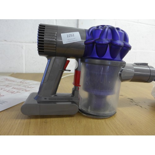 2252 - Dyson V6 animal cordless/handheld vacuum cleaner with charger. W