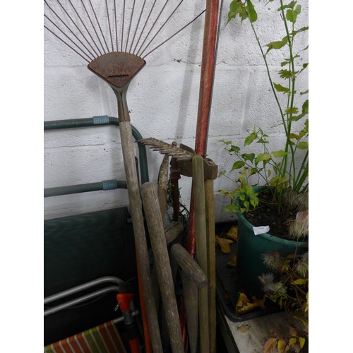 2384 - Two buckets of garden tools: saws, rakes, spirit level, spades and more