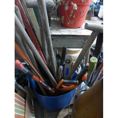 2384 - Two buckets of garden tools: saws, rakes, spirit level, spades and more