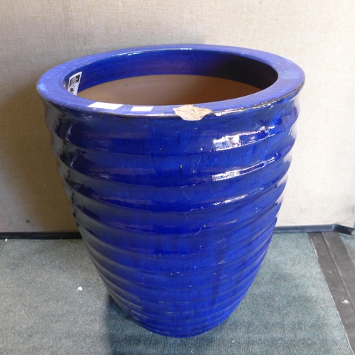 3182 - Ceramic 42Cm Mullally Planter (Damaged/Chipped Top) (268-183)   * This lot is subject to vat