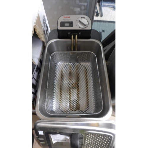 3230 - Tefal Fryer (268-103)   * This lot is subject to vat