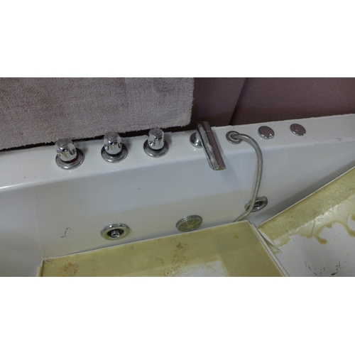 1501 - A white bathtub (274Z-47)   * This lot is subject to vat