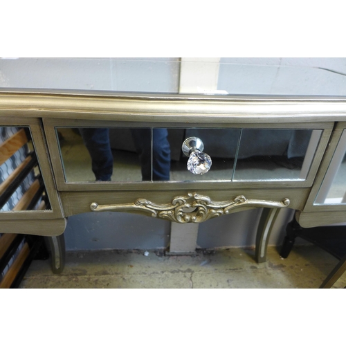 1545 - A silver mirrored dressing table