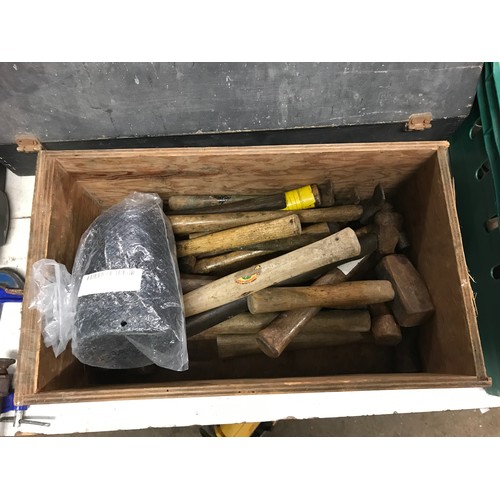 2030 - Joiner's tool chest and approx 20 mixed hammers