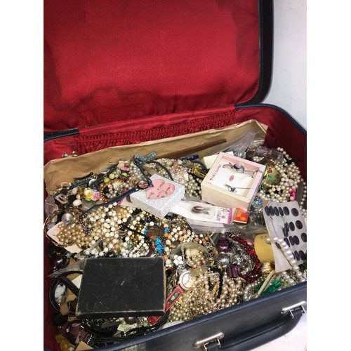 2200a - Vintage suitcase containing approx. 6kg/300 items of costume jewellery and watches