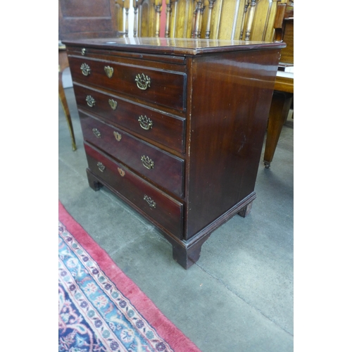 76 - A George III mahogany bachelor's chest of drawers