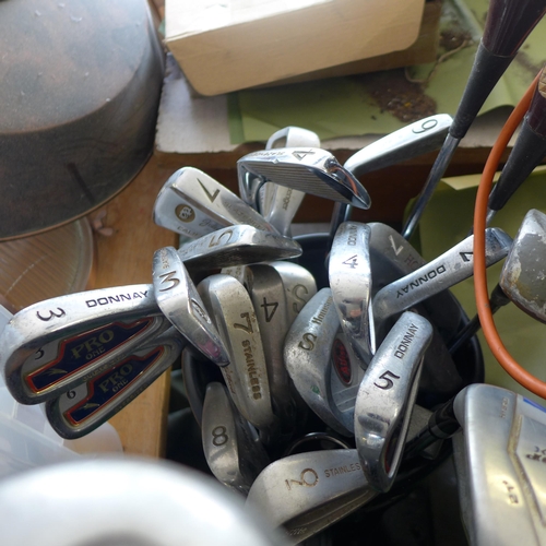 2139 - Various golf clubs: irons, drivers, putters, 5 golf bags, Wilson back pack, golf balls, and a puttin... 