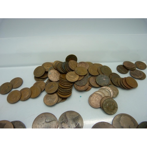 1017 - Victorian pennies 1860-1890, (no 1869), and a collection of farthings