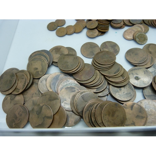 1017 - Victorian pennies 1860-1890, (no 1869), and a collection of farthings