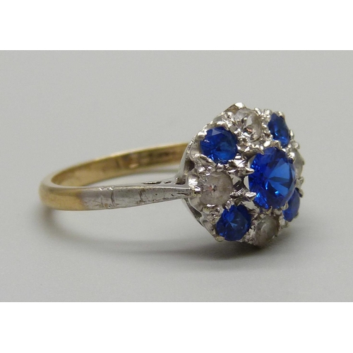 1022 - A 9ct gold ring set with blue and white stones, 2.5g, N