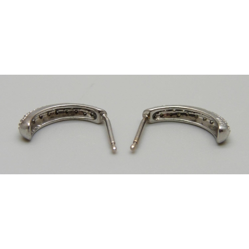 1029 - A pair of 18ct white gold earrings, marked 750, 2.3g