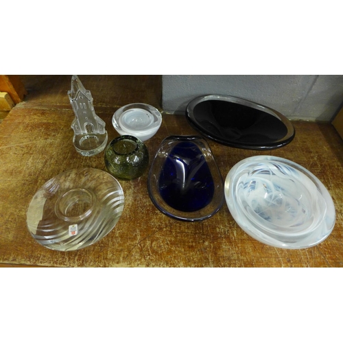 1043 - Glassware including an Atol Costa Boda bowl, and Scandinavian glass **PLEASE NOTE THIS LOT IS NOT EL... 