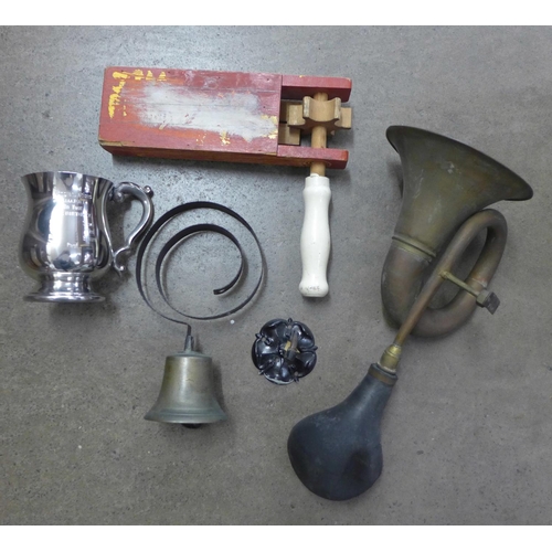 1047 - A servant's bell, pewter tankard, football rattle and a car horn