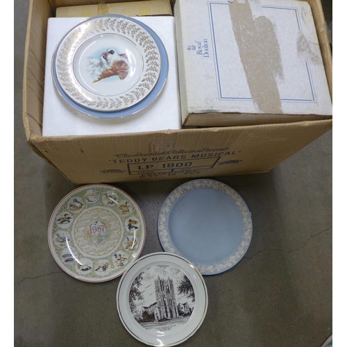 1094 - Collectors plates and decorative plates; Wedgwood and Royal Doulton **PLEASE NOTE THIS LOT IS NOT EL... 