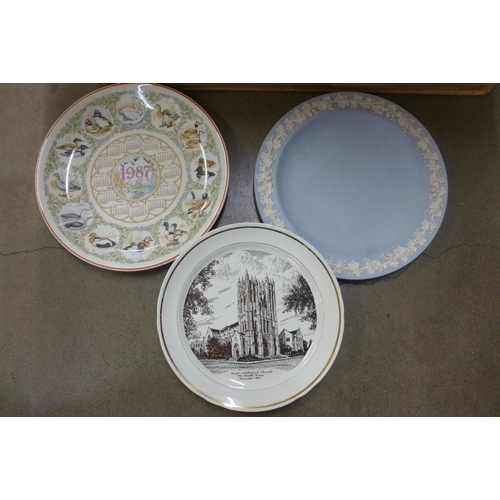 1094 - Collectors plates and decorative plates; Wedgwood and Royal Doulton **PLEASE NOTE THIS LOT IS NOT EL... 