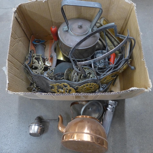 1096 - A collection of metal ware including a copper kettle **PLEASE NOTE THIS LOT IS NOT ELIGIBLE FOR POST... 