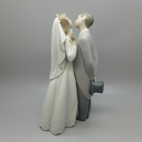 612 - A Lladro figure, Bride and Groom, boxed, 19.5cm