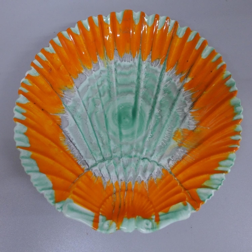 632 - A Shelley shell shaped dish, Harmony dripware, 17cm, (1932/39)