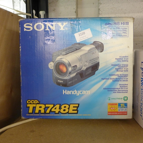 2260 - Sony handycam CCD+R748E Hi 8 video camera