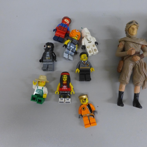 653 - Five Star Wars figures and eight Lego mini figures