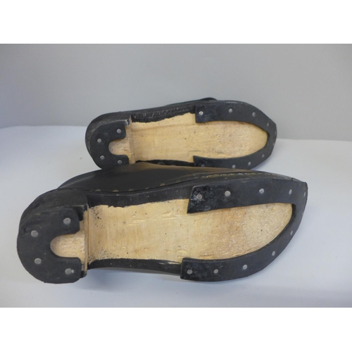 679 - A pair of size 4 dancing clogs